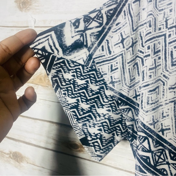 BCBGMaxAzria Black and White V Neck Patterned Short Sleeve Belted Dress Size S - Picture 4 of 6